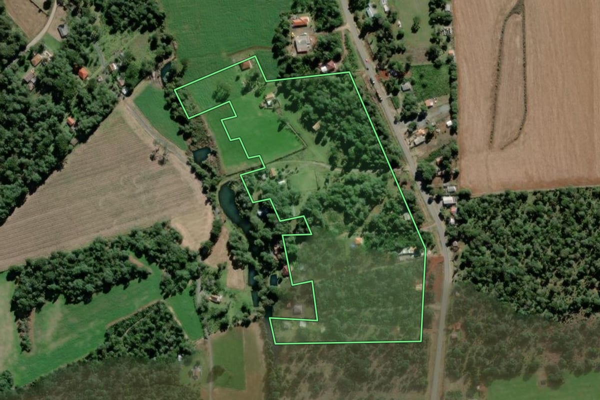 Imagem de satélite do imóvel rural em São Mateus do Sul (PR), com o contorno declarado no CAR desenhado por cima.