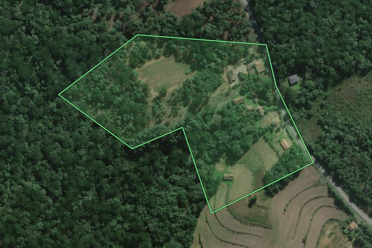 Imagem de satélite do imóvel rural em São Mateus do Sul (PR), com o contorno declarado no CAR desenhado por cima.