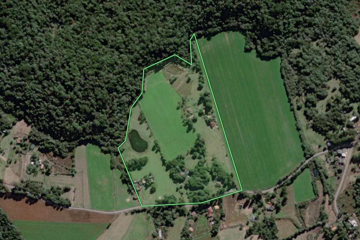 Imagem de satélite do imóvel rural em São Mateus do Sul (PR), com o contorno declarado no CAR desenhado por cima.