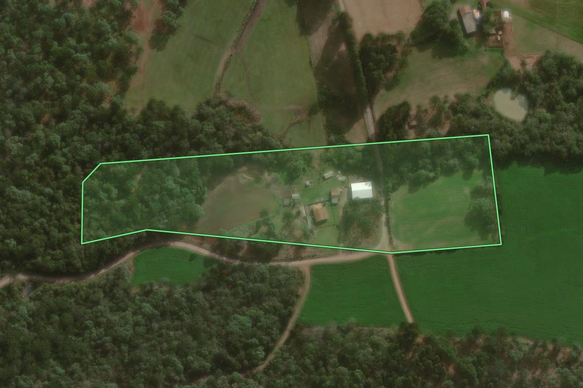 Imagem de satélite do imóvel rural em São Mateus do Sul (PR), com o contorno declarado no CAR desenhado por cima.