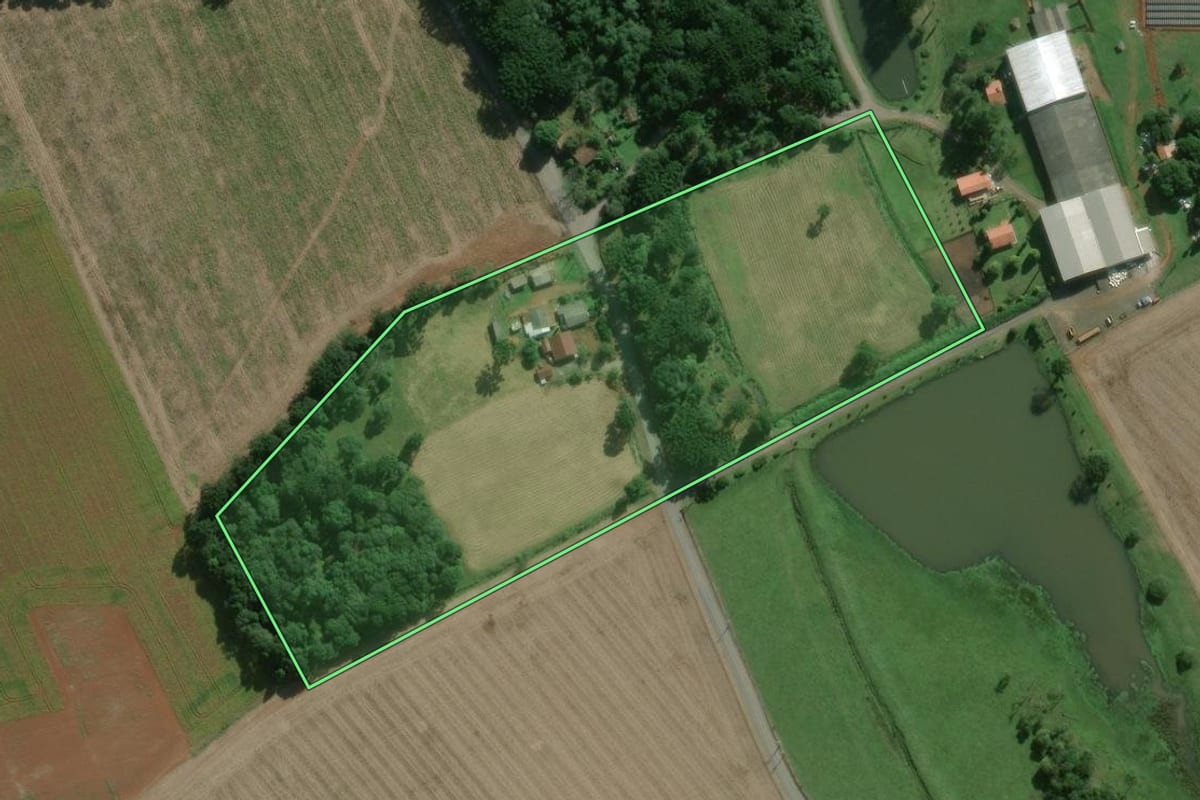 Imagem de satélite do imóvel rural em São Mateus do Sul (PR), com o contorno declarado no CAR desenhado por cima.