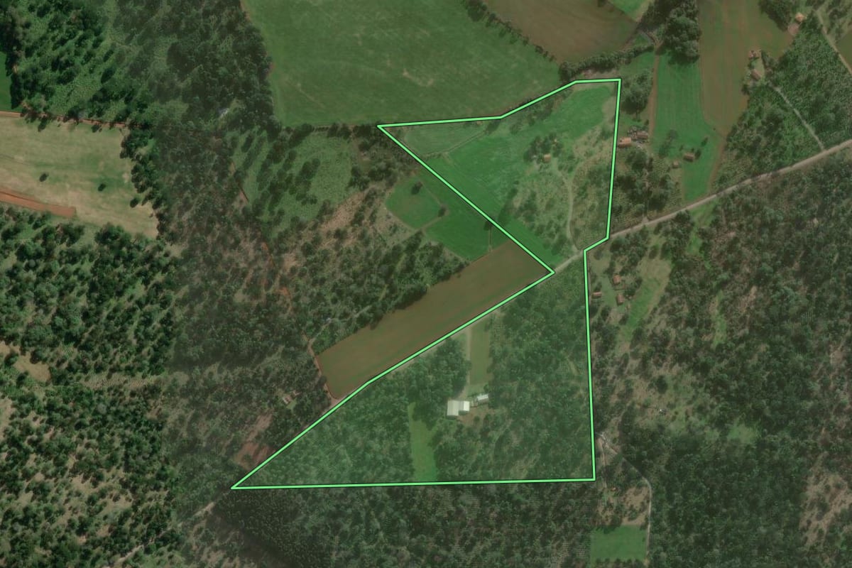 Imagem de satélite do imóvel rural em São Mateus do Sul (PR), com o contorno declarado no CAR desenhado por cima.