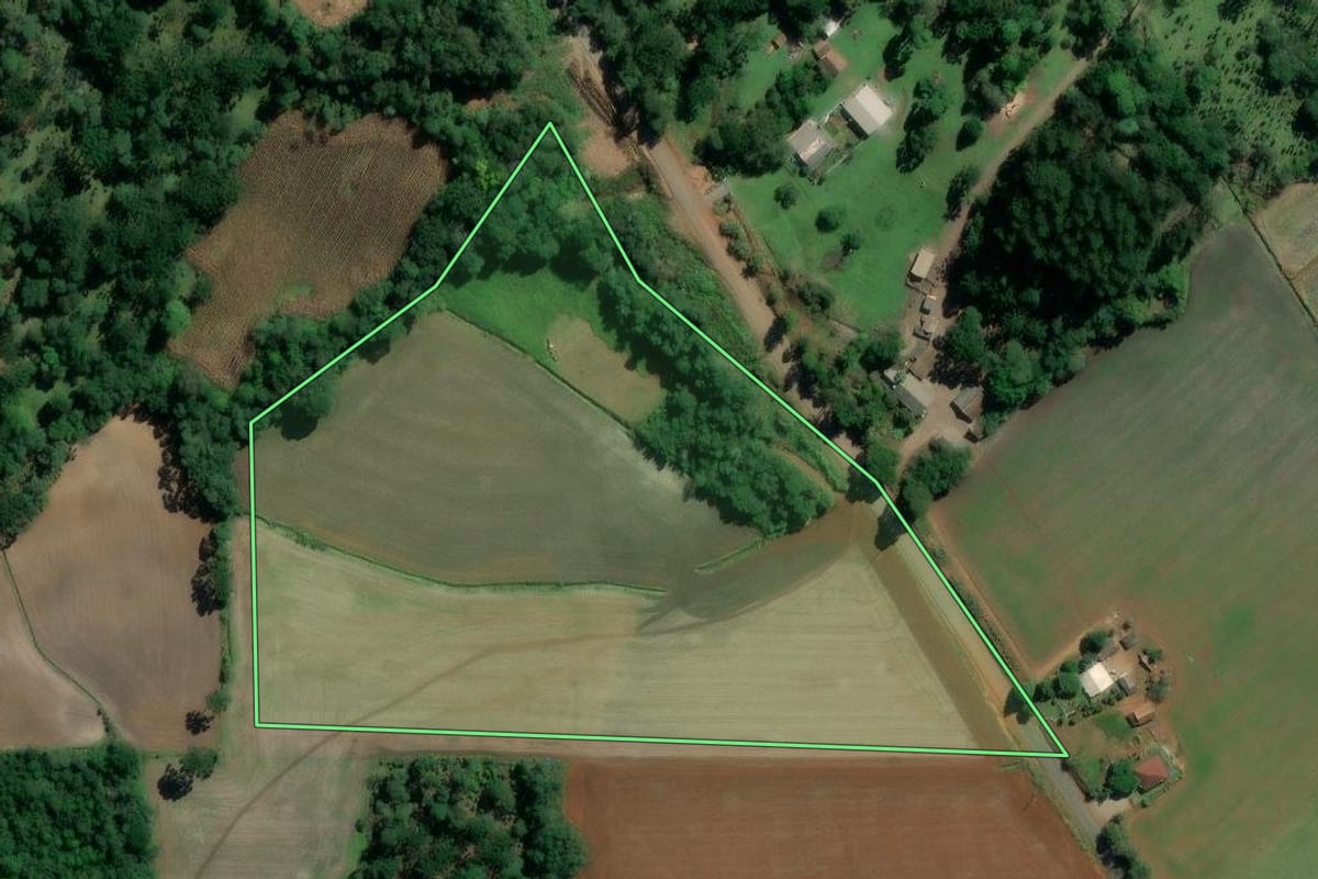 Imagem de satélite do imóvel rural em São Mateus do Sul (PR), com o contorno declarado no CAR desenhado por cima.