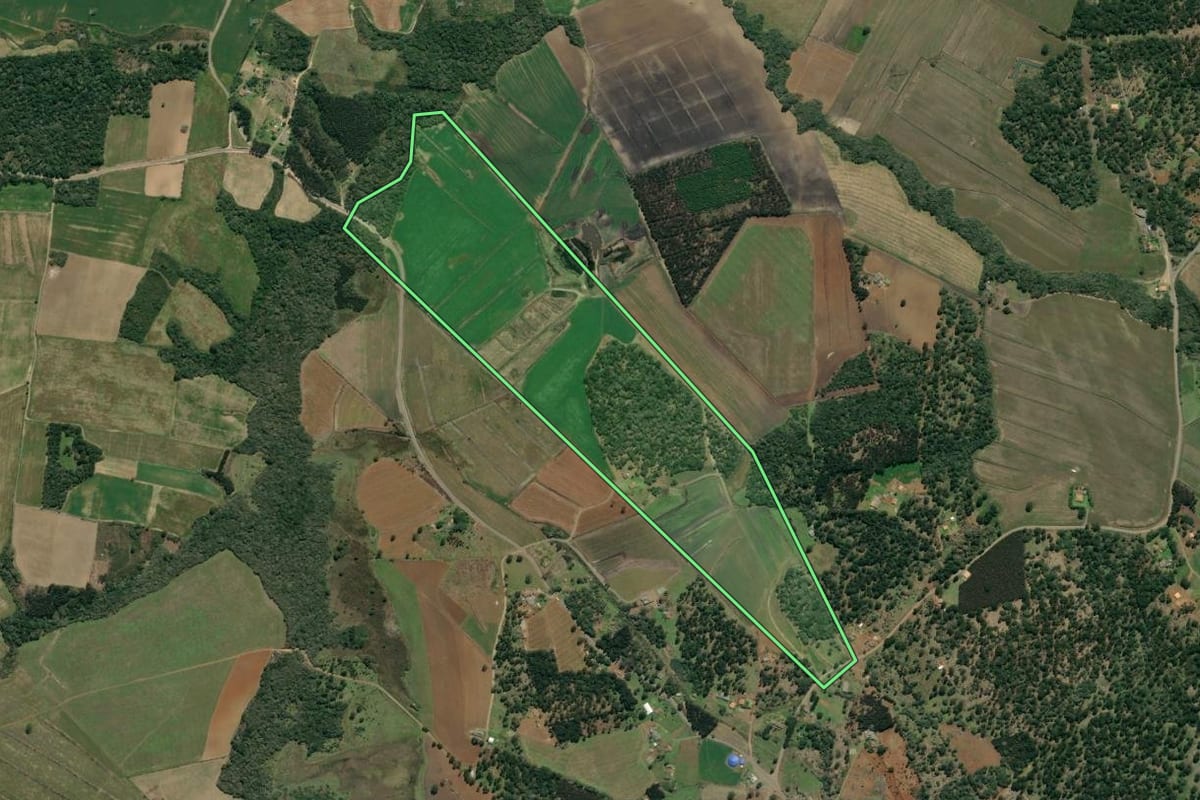 Imagem de satélite do imóvel rural em São Mateus do Sul (PR), com o contorno declarado no CAR desenhado por cima.