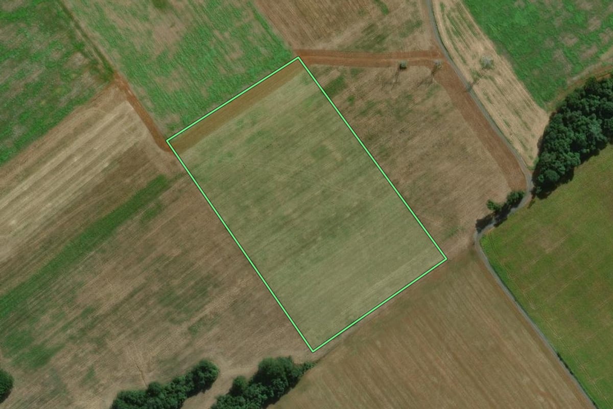 Imagem de satélite do imóvel rural em São Mateus do Sul (PR), com o contorno declarado no CAR desenhado por cima.
