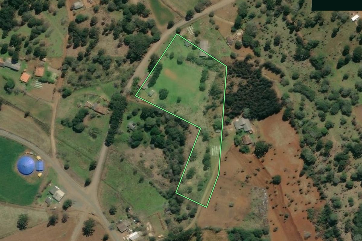 Imagem de satélite do imóvel rural em São Mateus do Sul (PR), com o contorno declarado no CAR desenhado por cima.