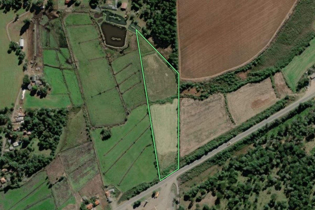 Imagem de satélite do imóvel rural em São Mateus do Sul (PR), com o contorno declarado no CAR desenhado por cima.