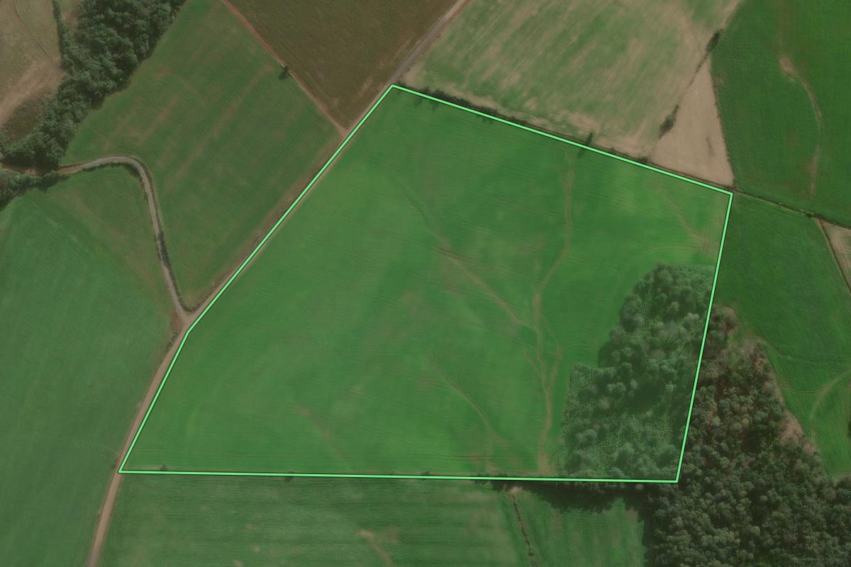 Imagem de satélite do imóvel rural em São Mateus do Sul (PR), com o contorno declarado no CAR desenhado por cima.