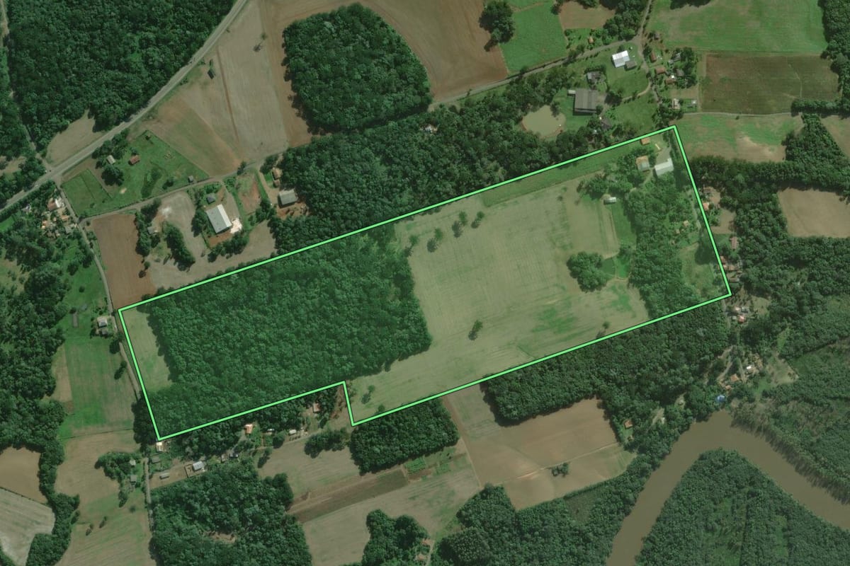 Imagem de satélite do imóvel rural em São Mateus do Sul (PR), com o contorno declarado no CAR desenhado por cima.