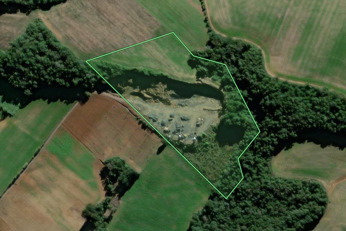 Imagem de satélite do imóvel rural em São Mateus do Sul (PR), com o contorno declarado no CAR desenhado por cima.