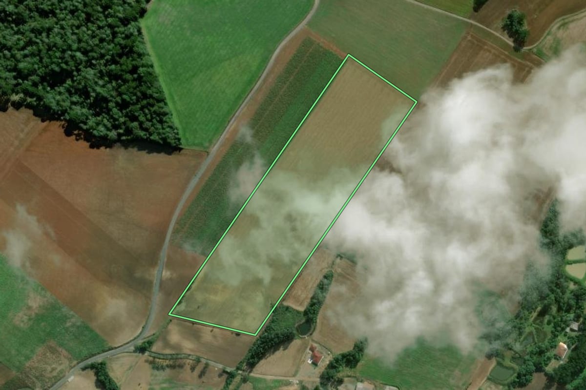 Imagem de satélite do imóvel rural em São Mateus do Sul (PR), com o contorno declarado no CAR desenhado por cima.