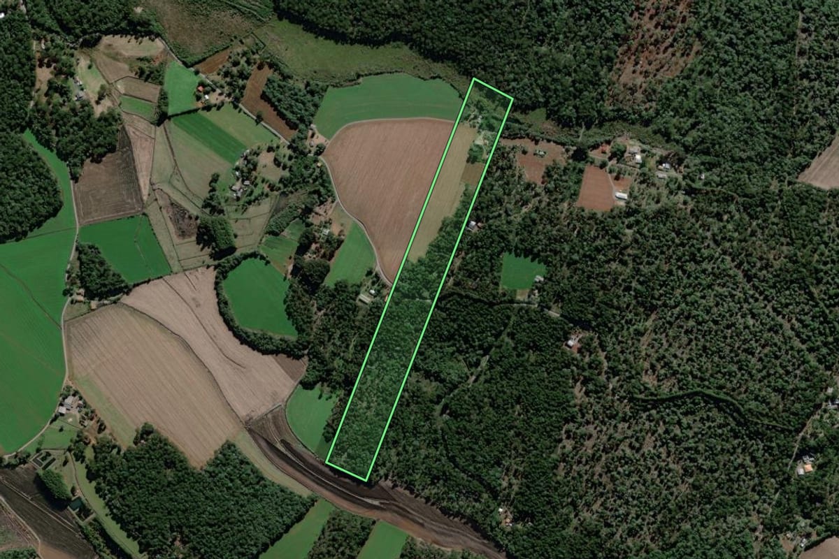 Imagem de satélite do imóvel rural em São Mateus do Sul (PR), com o contorno declarado no CAR desenhado por cima.