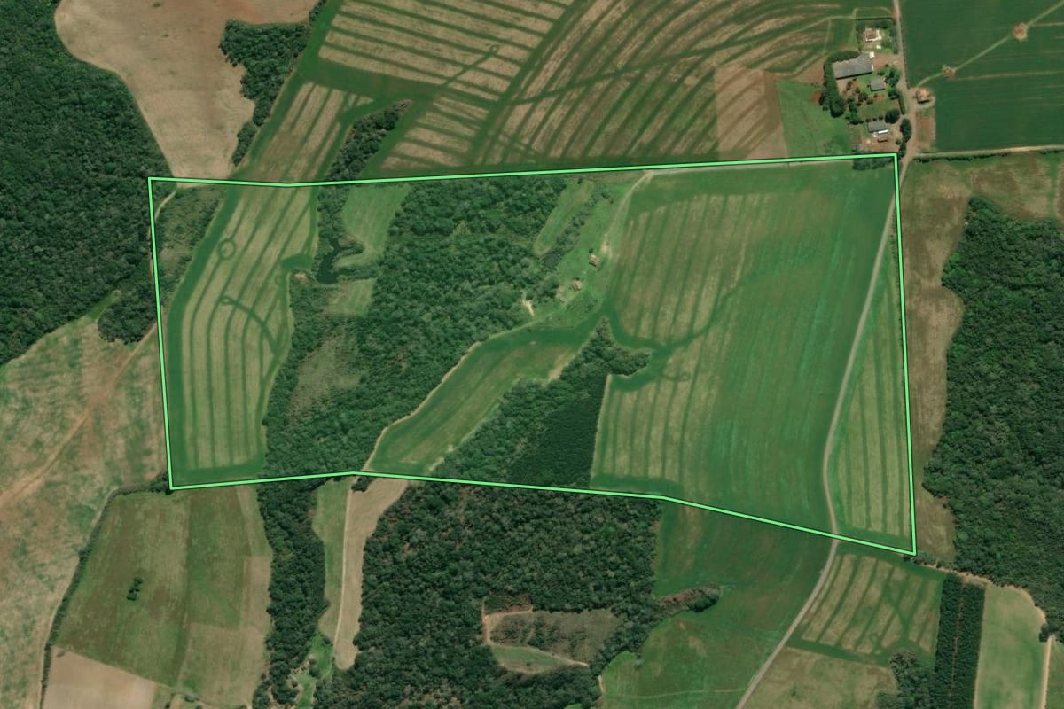 Imagem de satélite do imóvel rural em São Mateus do Sul (PR), com o contorno declarado no CAR desenhado por cima.