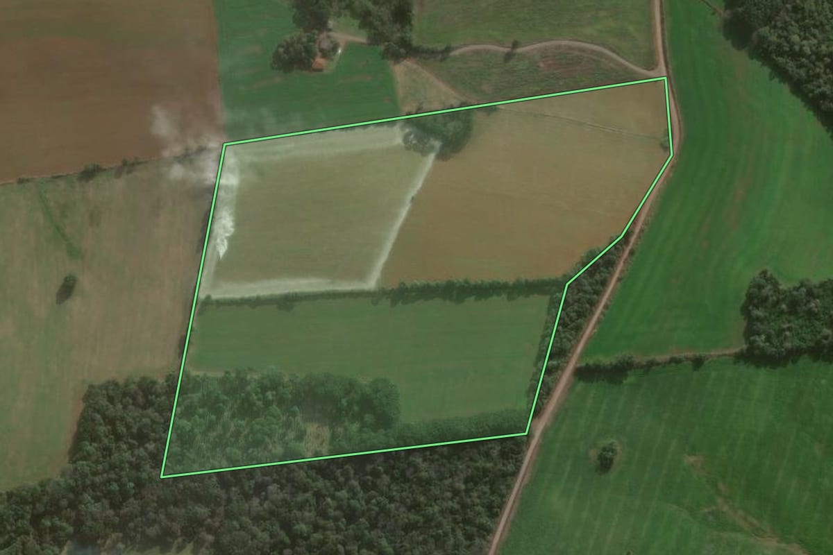 Imagem de satélite do imóvel rural em São Mateus do Sul (PR), com o contorno declarado no CAR desenhado por cima.