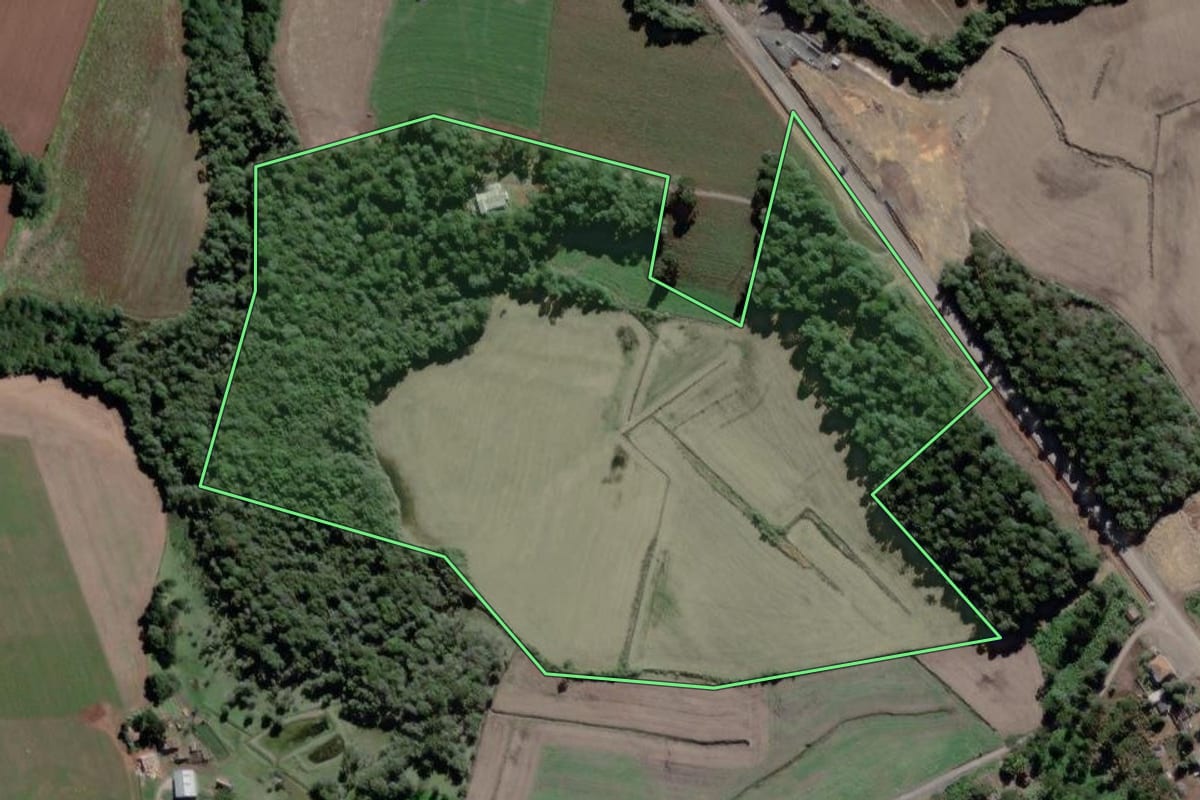 Imagem de satélite do imóvel rural em São Mateus do Sul (PR), com o contorno declarado no CAR desenhado por cima.