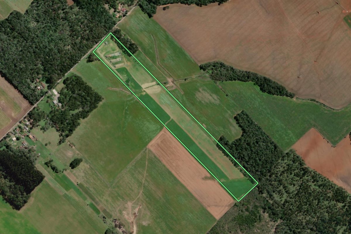 Imagem de satélite do imóvel rural em São Mateus do Sul (PR), com o contorno declarado no CAR desenhado por cima.