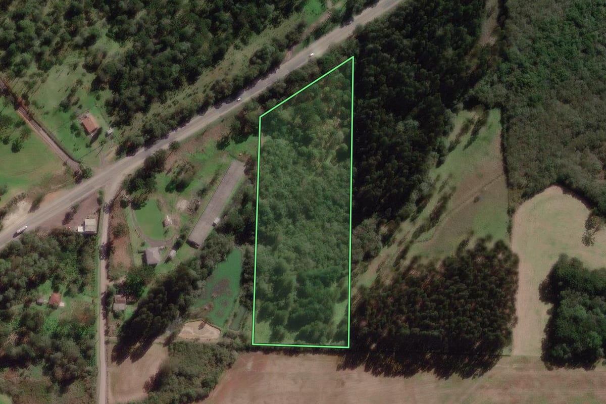 Imagem de satélite do imóvel rural em São Mateus do Sul (PR), com o contorno declarado no CAR desenhado por cima.