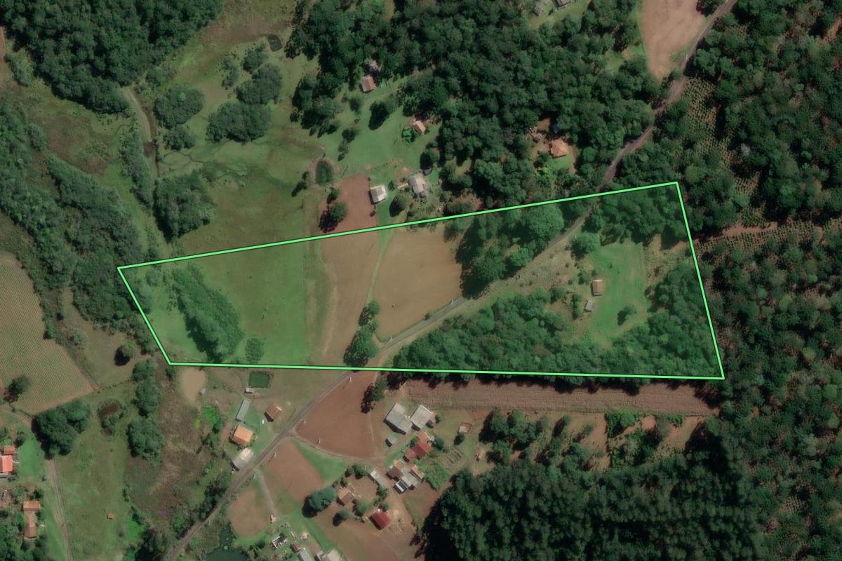 Imagem de satélite do imóvel rural em São Mateus do Sul (PR), com o contorno declarado no CAR desenhado por cima.
