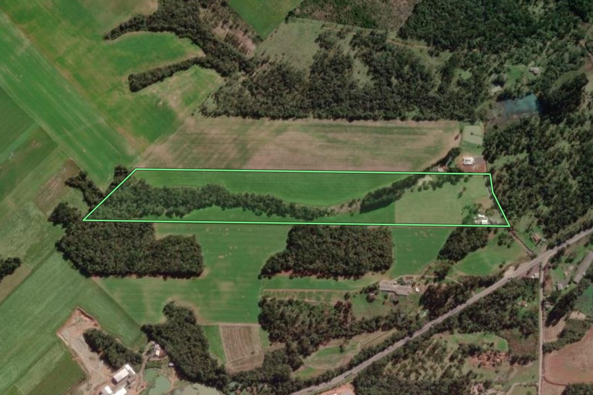 Imagem de satélite do imóvel rural em São Mateus do Sul (PR), com o contorno declarado no CAR desenhado por cima.