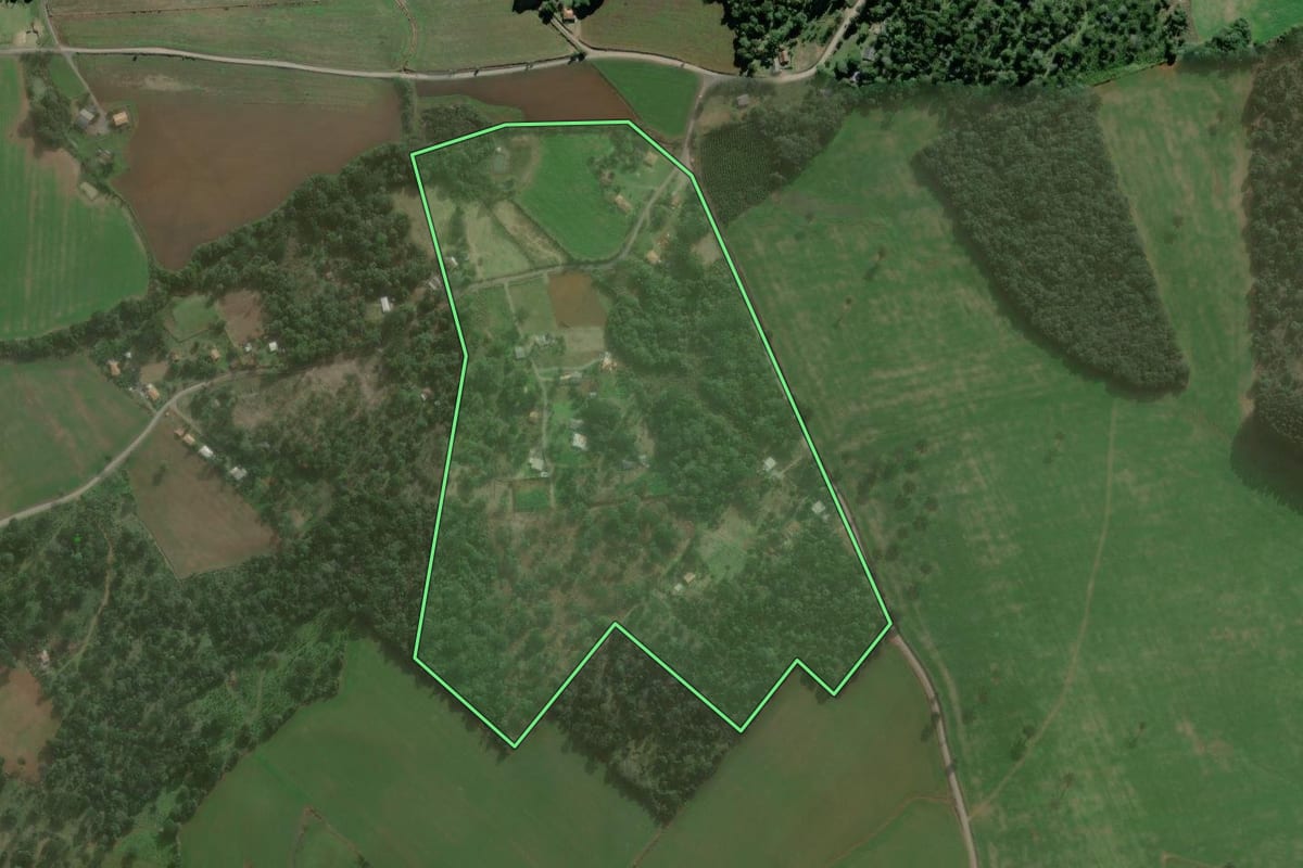 Imagem de satélite do imóvel rural em São Mateus do Sul (PR), com o contorno declarado no CAR desenhado por cima.
