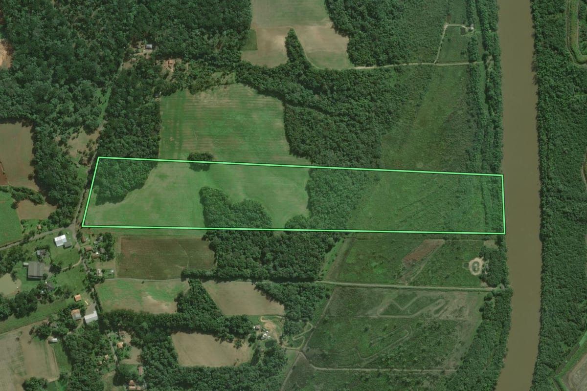 Imagem de satélite do imóvel rural em São Mateus do Sul (PR), com o contorno declarado no CAR desenhado por cima.