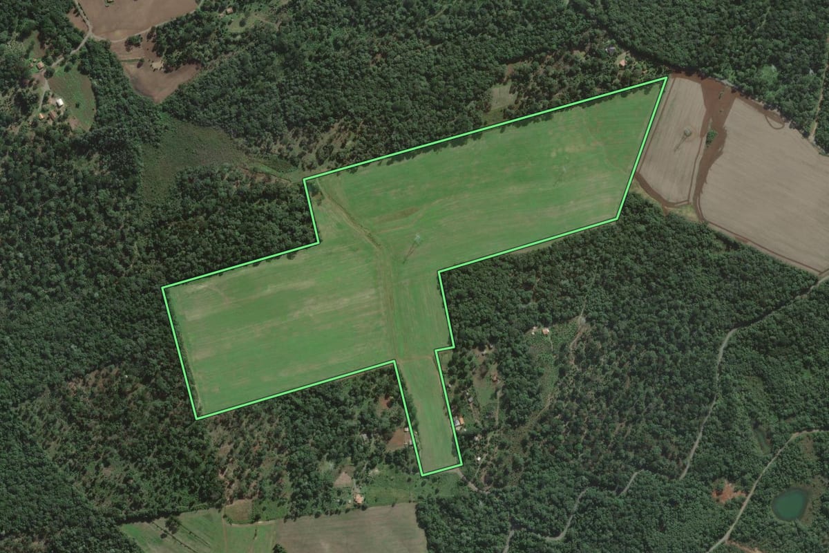Imagem de satélite do imóvel rural em São Mateus do Sul (PR), com o contorno declarado no CAR desenhado por cima.