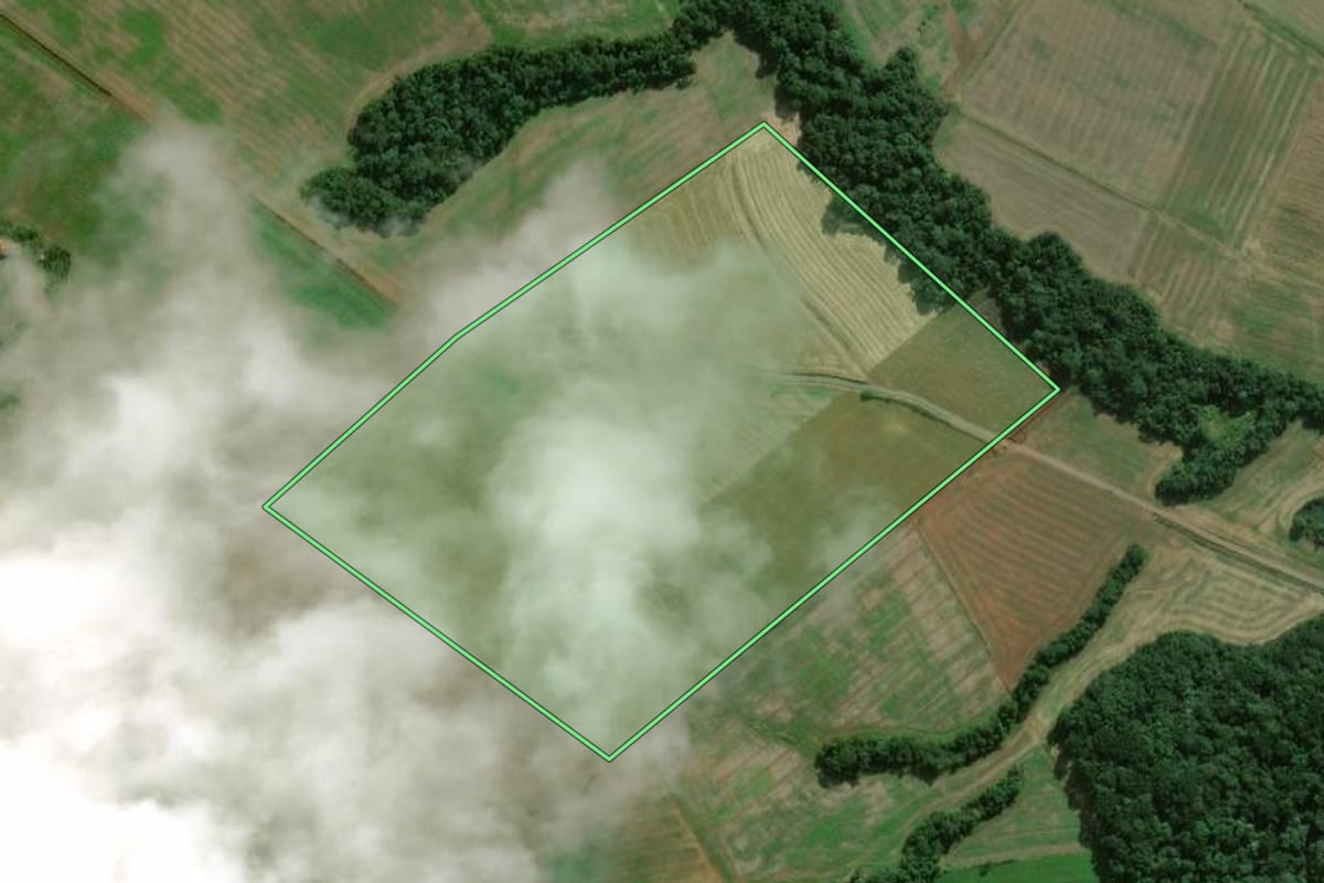 Imagem de satélite do imóvel rural em São Mateus do Sul (PR), com o contorno declarado no CAR desenhado por cima.