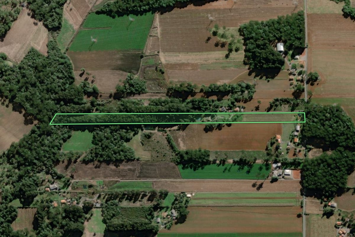 Imagem de satélite do imóvel rural em São Mateus do Sul (PR), com o contorno declarado no CAR desenhado por cima.
