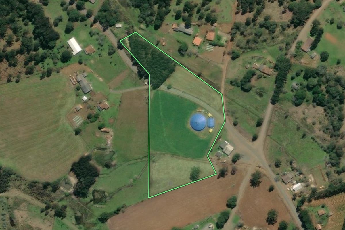 Imagem de satélite do imóvel rural em São Mateus do Sul (PR), com o contorno declarado no CAR desenhado por cima.