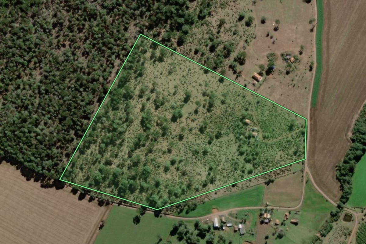Imagem de satélite do imóvel rural em São Mateus do Sul (PR), com o contorno declarado no CAR desenhado por cima.