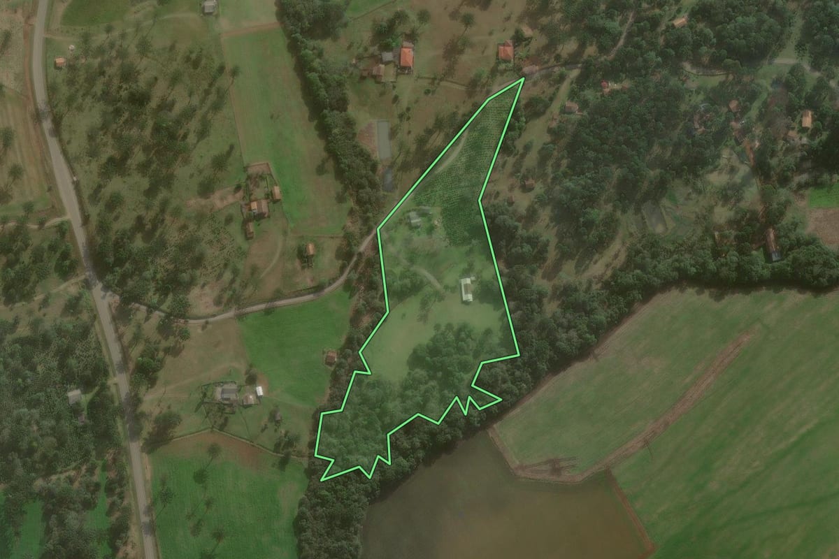 Imagem de satélite do imóvel rural em São Mateus do Sul (PR), com o contorno declarado no CAR desenhado por cima.
