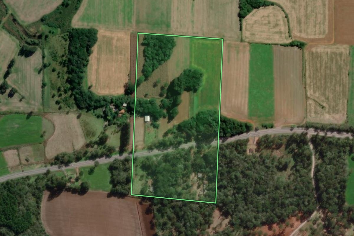 Imagem de satélite do imóvel rural em São Mateus do Sul (PR), com o contorno declarado no CAR desenhado por cima.