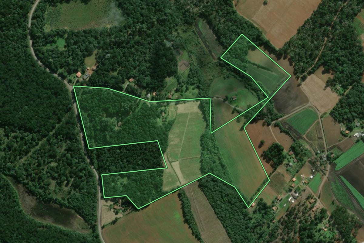 Imagem de satélite do imóvel rural em São Mateus do Sul (PR), com o contorno declarado no CAR desenhado por cima.
