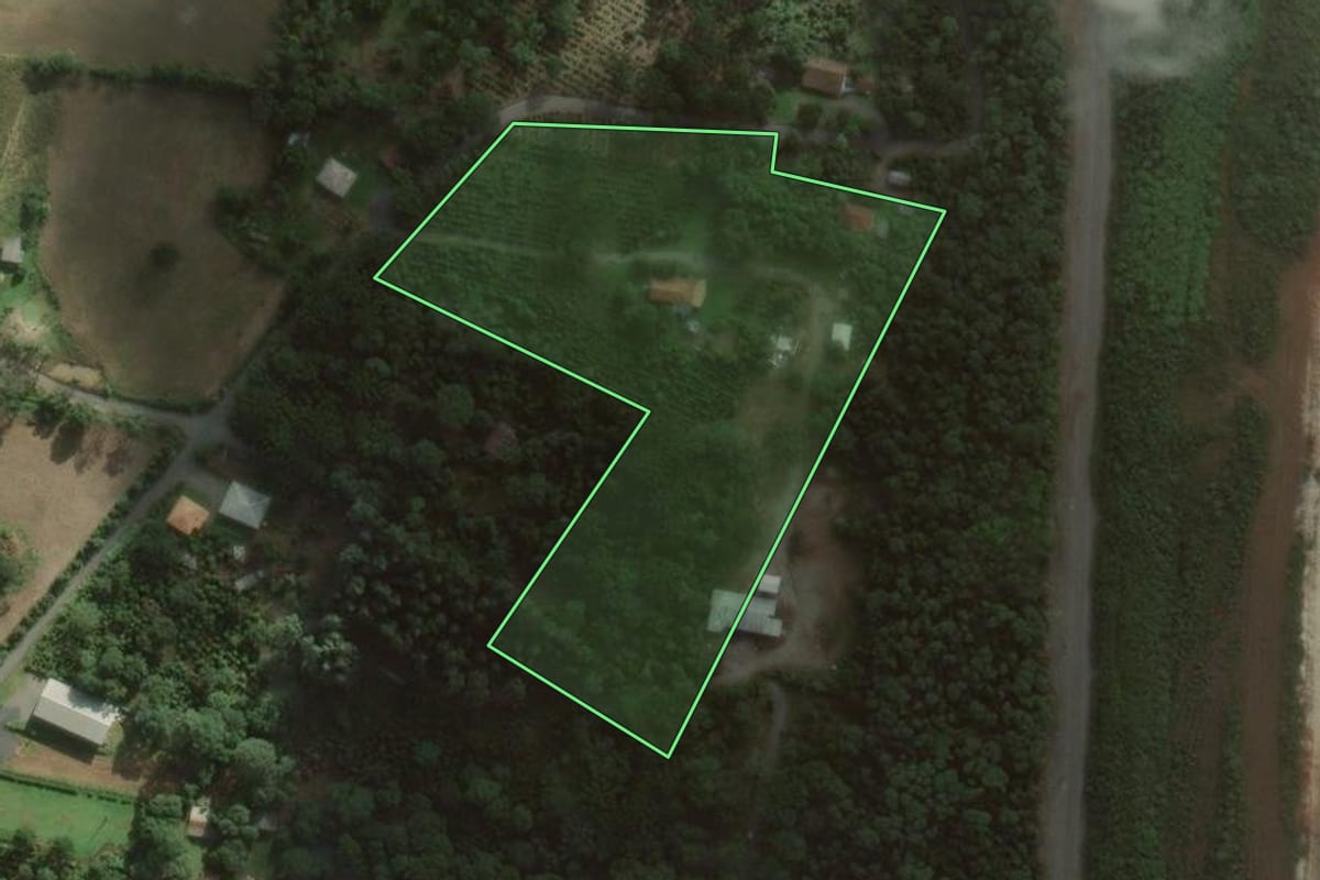 Imagem de satélite do imóvel rural em São Mateus do Sul (PR), com o contorno declarado no CAR desenhado por cima.