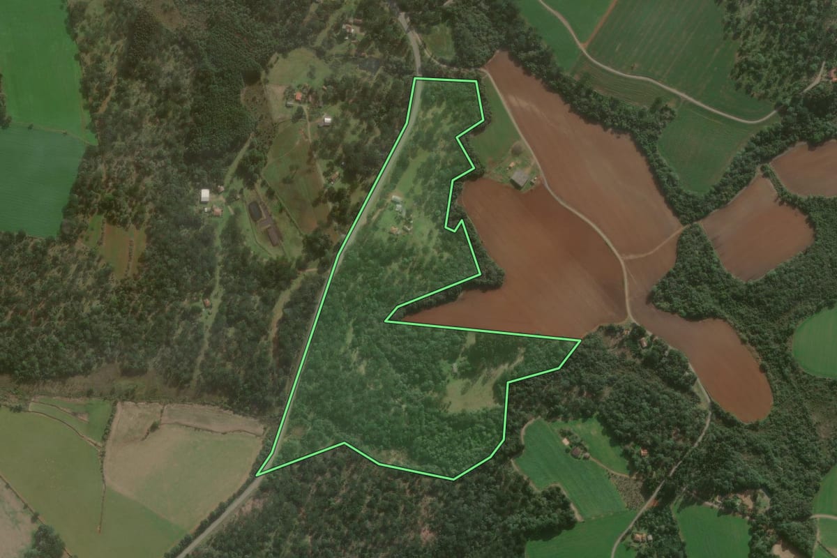 Imagem de satélite do imóvel rural em São Mateus do Sul (PR), com o contorno declarado no CAR desenhado por cima.