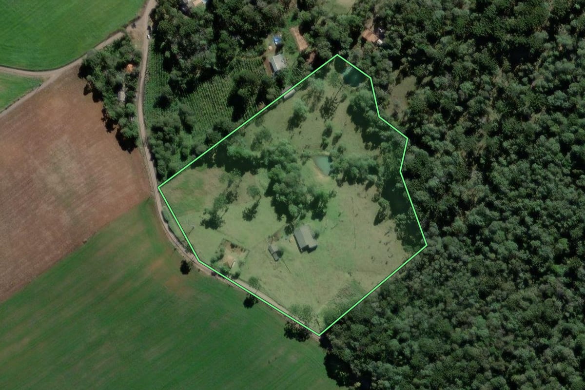 Imagem de satélite do imóvel rural em São Mateus do Sul (PR), com o contorno declarado no CAR desenhado por cima.