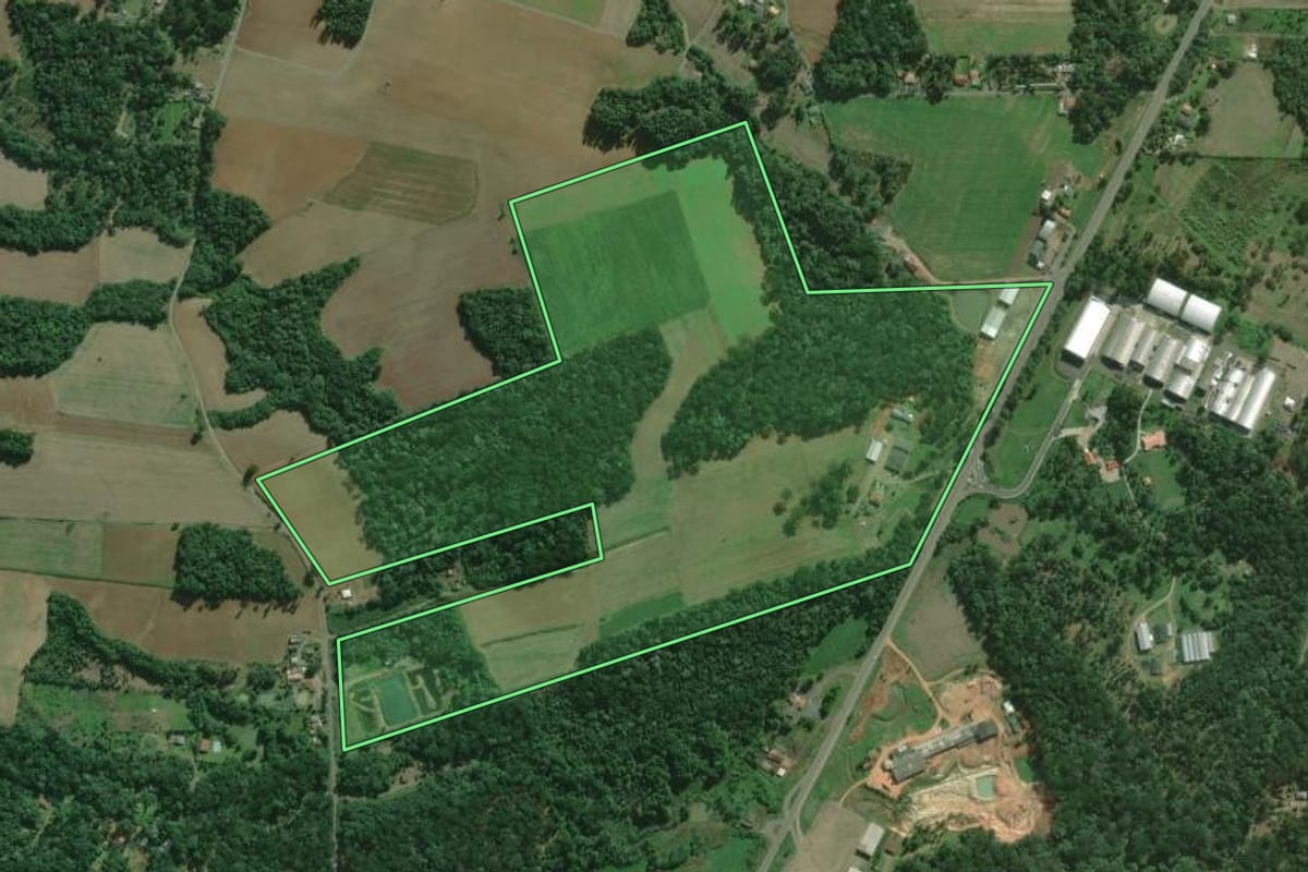 Imagem de satélite do imóvel rural em São Mateus do Sul (PR), com o contorno declarado no CAR desenhado por cima.