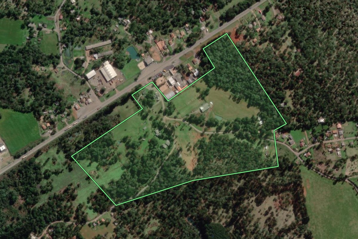 Imagem de satélite do imóvel rural em São Mateus do Sul (PR), com o contorno declarado no CAR desenhado por cima.