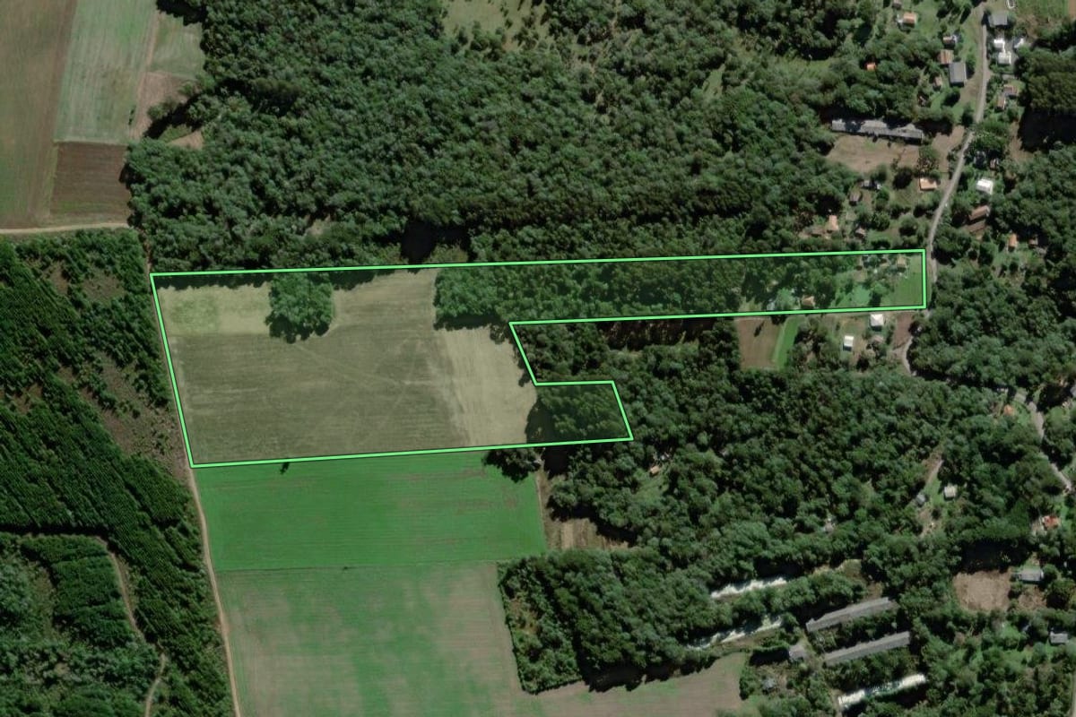 Imagem de satélite do imóvel rural em São Mateus do Sul (PR), com o contorno declarado no CAR desenhado por cima.