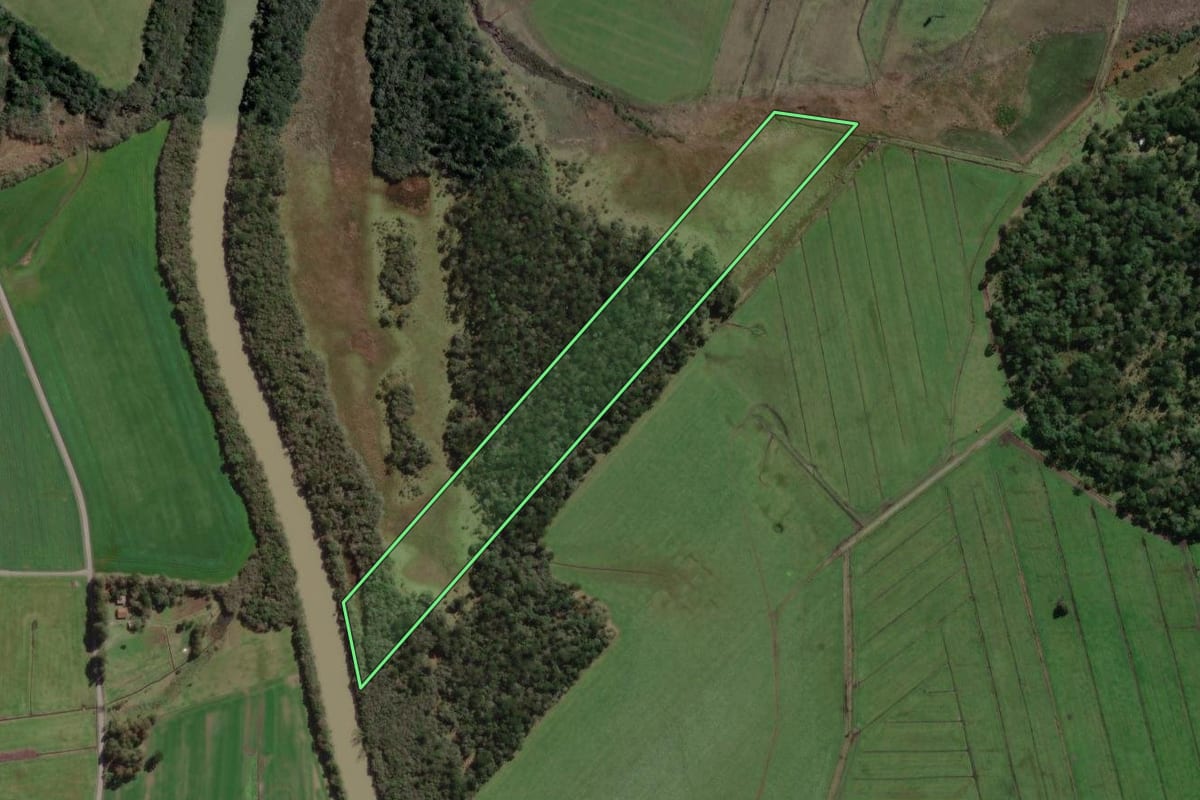 Imagem de satélite do imóvel rural em São Mateus do Sul (PR), com o contorno declarado no CAR desenhado por cima.