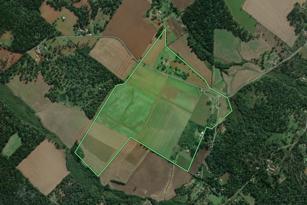 Imagem de satélite do imóvel rural em São Mateus do Sul (PR), com o contorno declarado no CAR desenhado por cima.