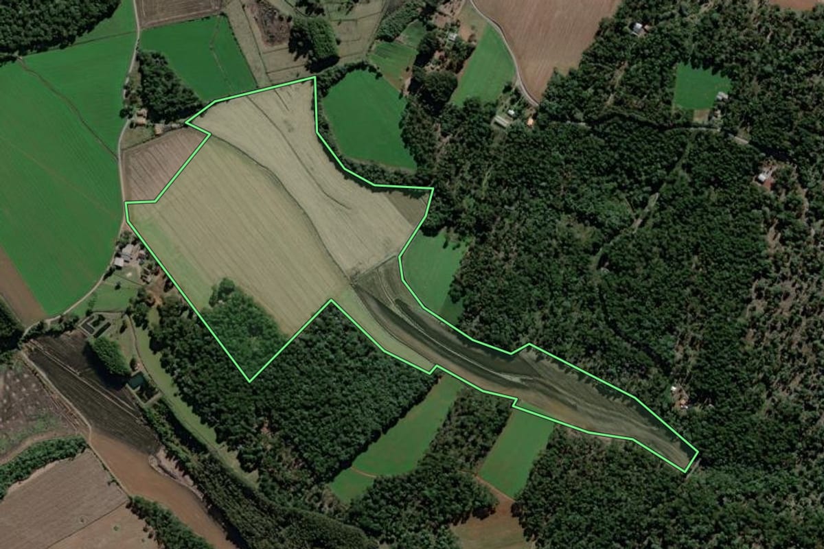 Imagem de satélite do imóvel rural em São Mateus do Sul (PR), com o contorno declarado no CAR desenhado por cima.