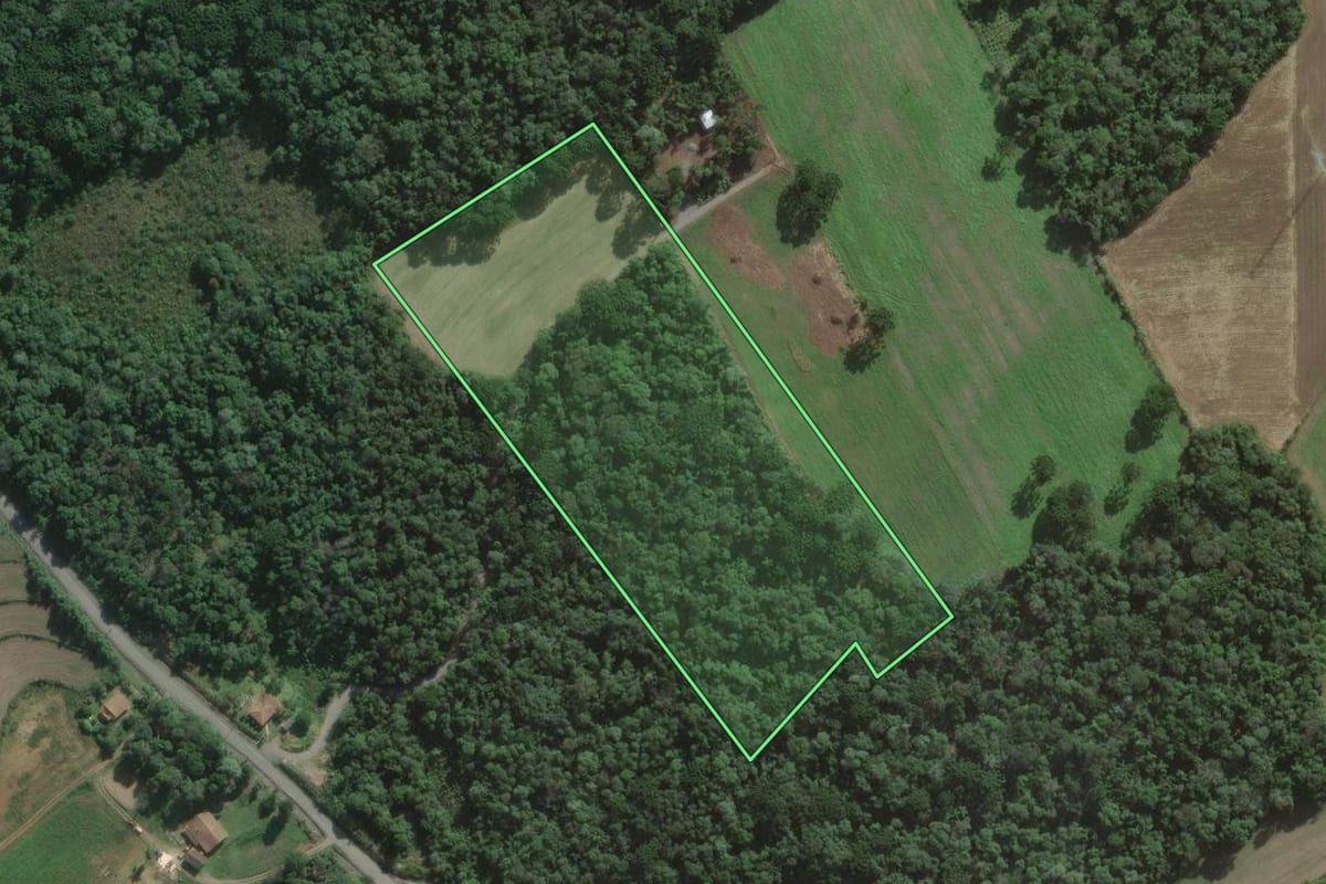 Imagem de satélite do imóvel rural em São Mateus do Sul (PR), com o contorno declarado no CAR desenhado por cima.