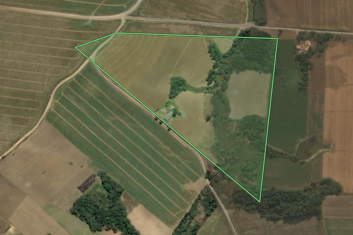 Imagem de satélite do imóvel rural em São Mateus do Sul (PR), com o contorno declarado no CAR desenhado por cima.