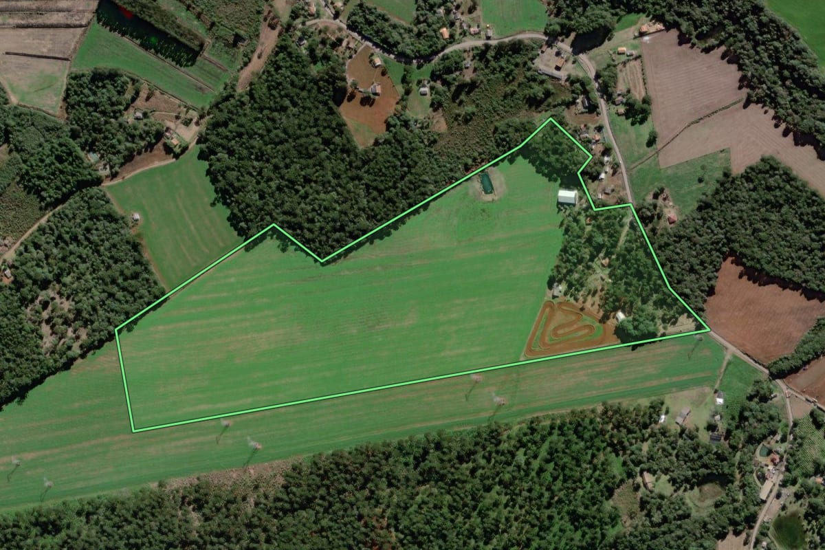 Imagem de satélite do imóvel rural em São Mateus do Sul (PR), com o contorno declarado no CAR desenhado por cima.