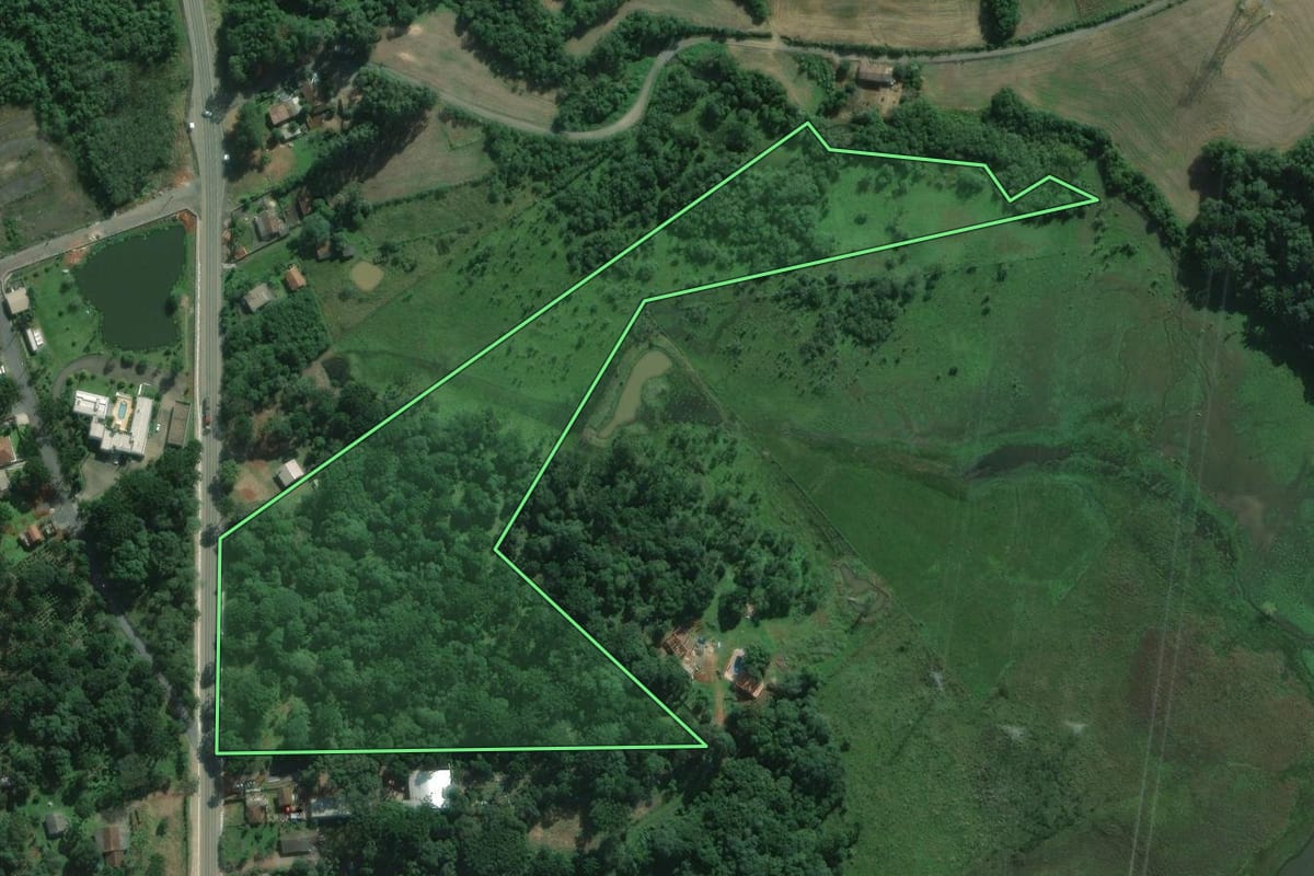 Imagem de satélite do imóvel rural em São Mateus do Sul (PR), com o contorno declarado no CAR desenhado por cima.