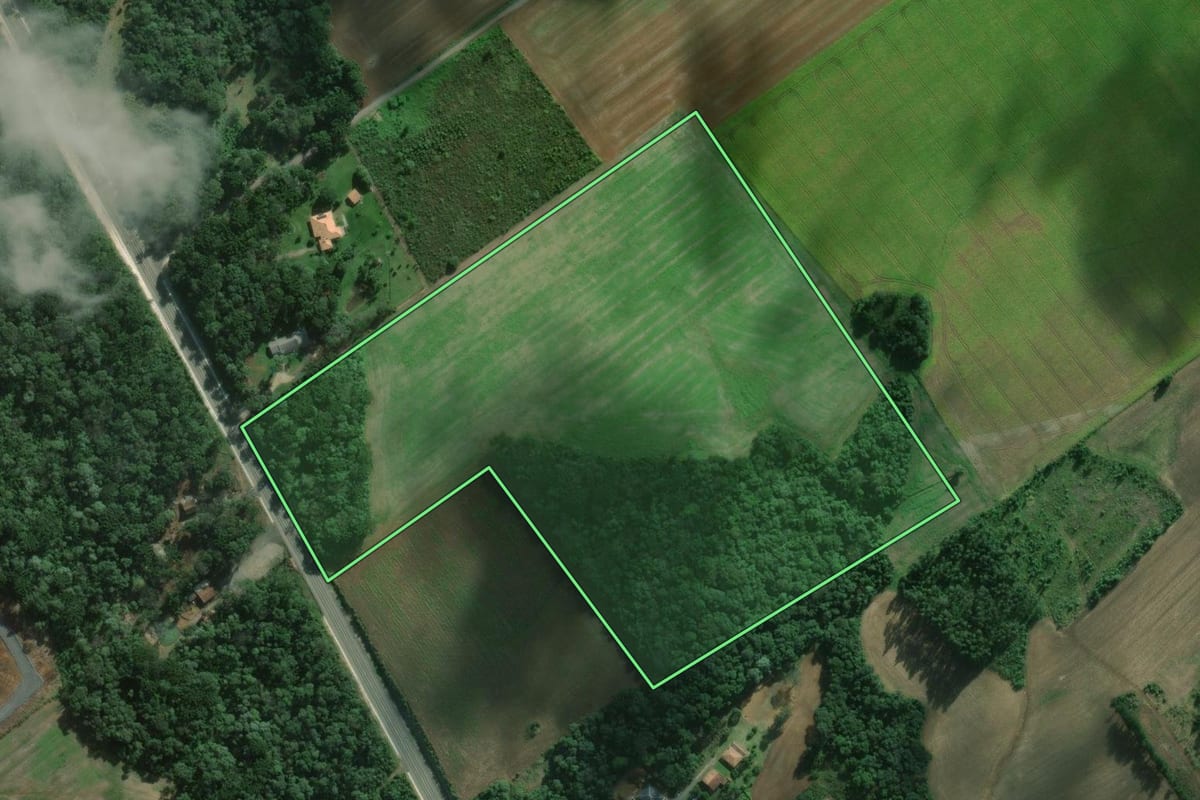 Imagem de satélite do imóvel rural em São Mateus do Sul (PR), com o contorno declarado no CAR desenhado por cima.