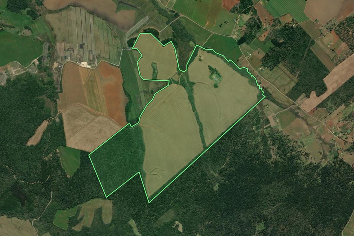 Imagem de satélite do imóvel rural em São Mateus do Sul (PR), com o contorno declarado no CAR desenhado por cima.