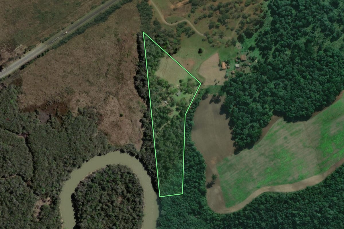 Imagem de satélite do imóvel rural em São Mateus do Sul (PR), com o contorno declarado no CAR desenhado por cima.