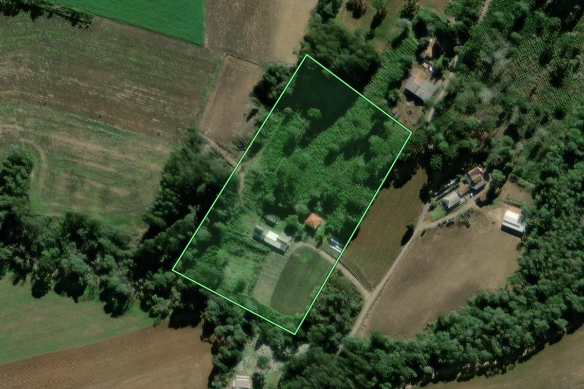 Imagem de satélite do imóvel rural em São Mateus do Sul (PR), com o contorno declarado no CAR desenhado por cima.